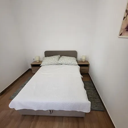 Ruzica Lägenhet Vir